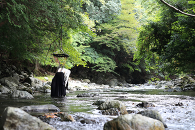 Japan body suspension art project