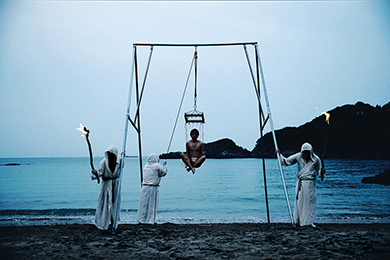 Japan body suspension art project